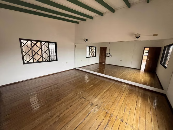 Se Renta Hermosa Casa Col. Lomas del Guijarro - Imagen 17
