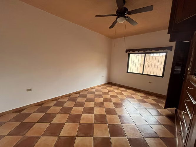 Se Renta Hermosa Casa Col. Lomas del Guijarro - Imagen 9
