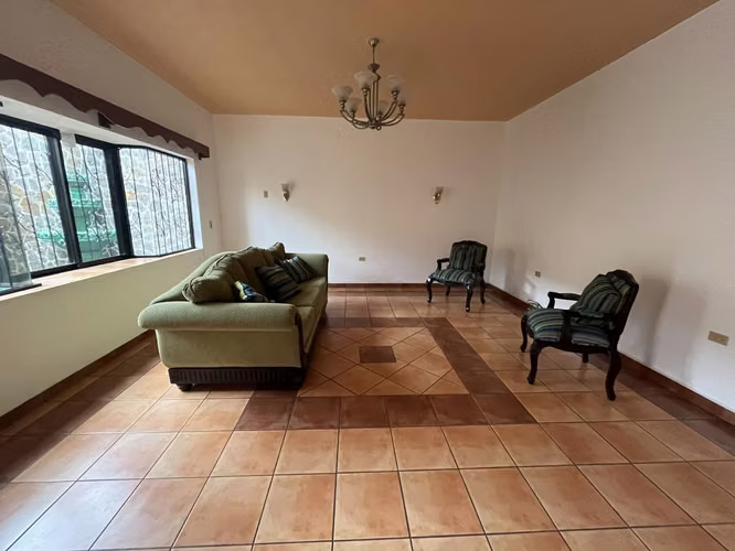 Se Renta Hermosa Casa Col. Lomas del Guijarro - Imagen 4