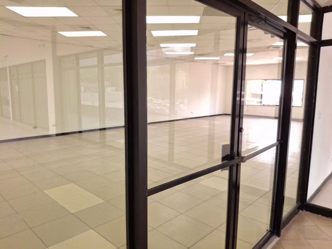 SE ALQUILA LOCAL PARA OFICINAS O COMERCIAL - Imagen 5