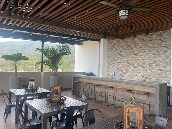 Comodidad y el estilo moderno de este elegante apartamento ubicado en Condominios Residenza