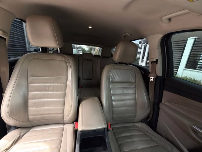 Ford Escape Titanium 2017 — 2.0 EcoBoost, 96,404 millas