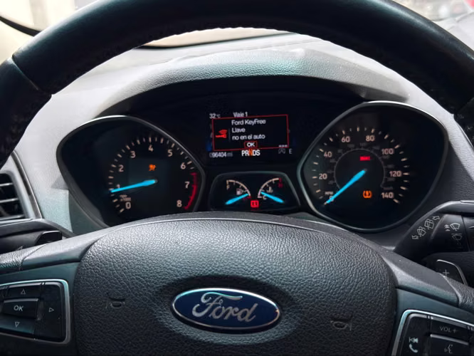Ford Escape Titanium 2017 — 2.0 EcoBoost, 96,404 millas