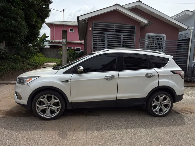 Ford Escape Titanium 2017 — 2.0 EcoBoost, 96,404 millas