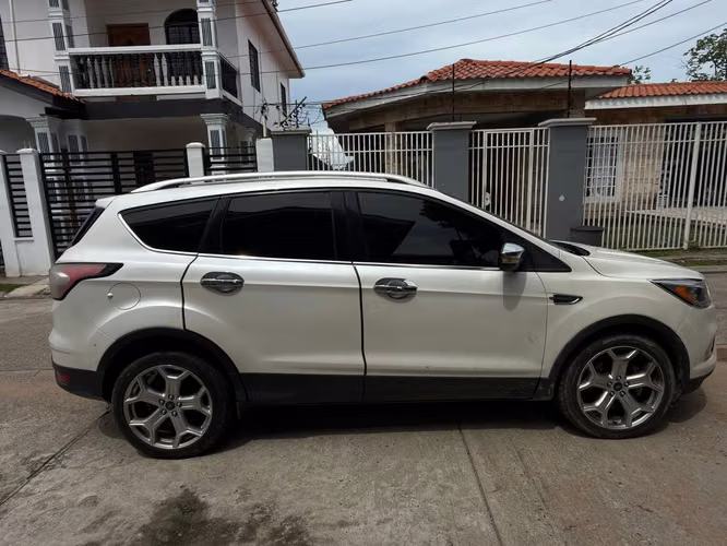 Ford Escape Titanium 2017 — 2.0 EcoBoost, 96,404 millas
