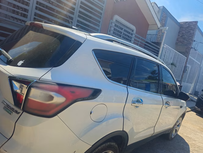 Ford Escape Titanium 2017 — 2.0 EcoBoost, 96,404 millas
