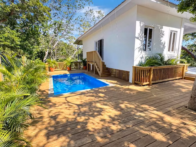 ¡Escápese al paraíso en este refugio isleño de construcción nueva, con 1,140 pies cuadrados (aprox. 106 m²), 2 dormitori