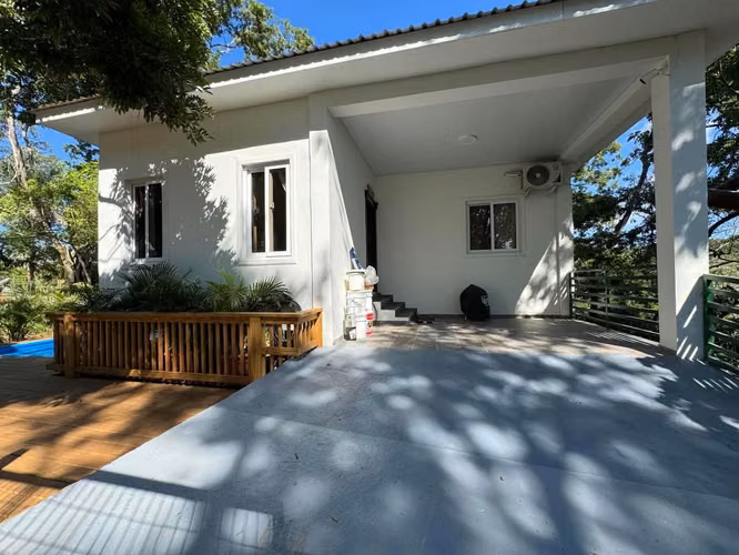 ¡Escápese al paraíso en este refugio isleño de construcción nueva, con 1,140 pies cuadrados (aprox. 106 m²), 2 dormitori