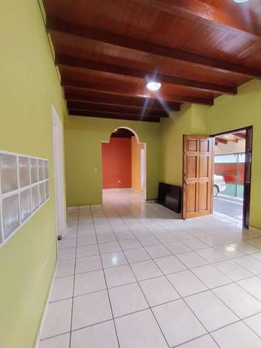 Venta Amplia Casa mas 2 Apartamentos en Miraflores Sur  - Imagen 3