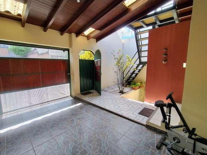 Venta Amplia Casa mas 2 Apartamentos en Miraflores Sur 