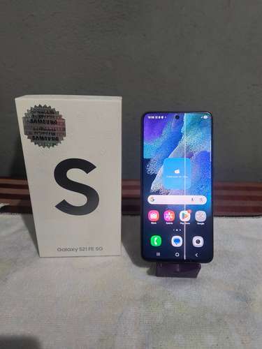 Samsung s21 fe 5G con detalle en la pantalla 