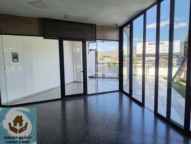 VENTA DE LOCAL EN PISO COMERCIAL DE TORRE AGALTA EN EL BLVD MORAZÁN 