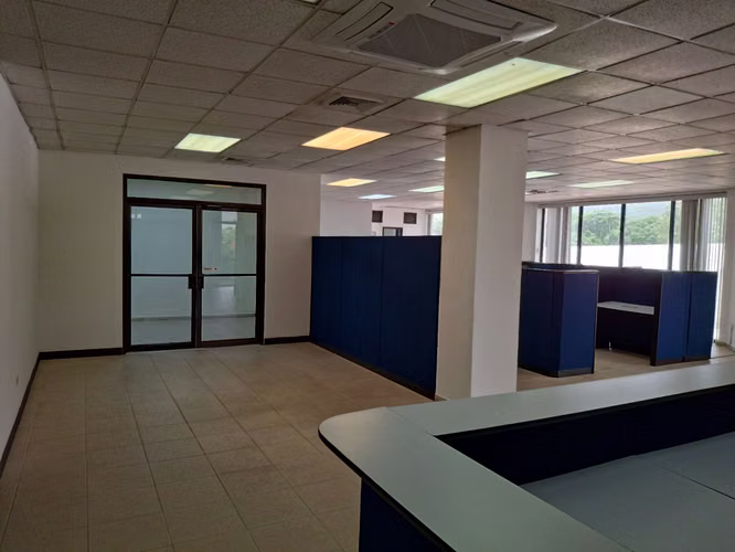 SE ALQUILA EXCLUSIVO LOCAL PARA OFICINAS CORPORATIVAS - Imagen 7