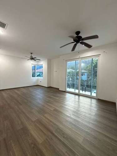 Se Vende Casa con Piscina en Res. Los Cedros  - Imagen 9