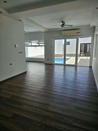 Se Vende Casa con Piscina en Res. Los Cedros  - Imagen 6