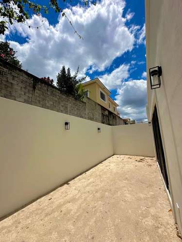 En venta casa muy moderna de amplios espacios.