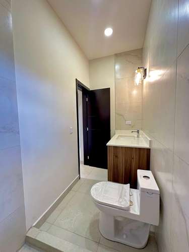 En venta casa muy moderna de amplios espacios.
