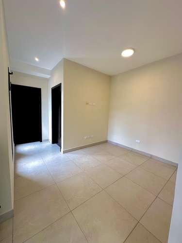 En venta casa muy moderna de amplios espacios.