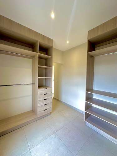 En venta casa muy moderna de amplios espacios.