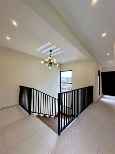 En venta casa muy moderna de amplios espacios.