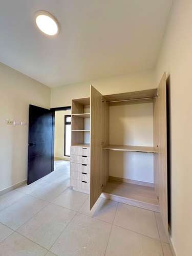 En venta casa muy moderna de amplios espacios.