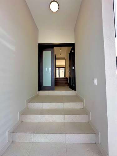 En venta casa muy moderna de amplios espacios.