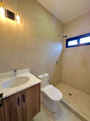 En venta casa muy moderna de amplios espacios.