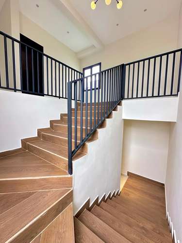 En venta casa muy moderna de amplios espacios.