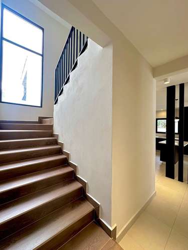 En venta casa muy moderna de amplios espacios.
