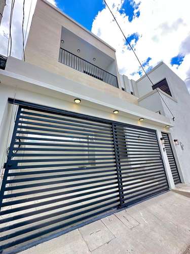 En venta casa muy moderna de amplios espacios.