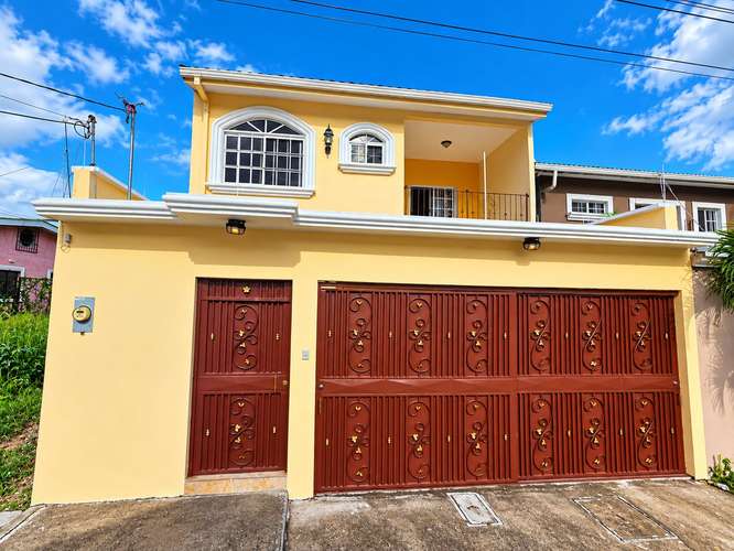 Alquiler de amplia casa en Residencial Santa Cruz 