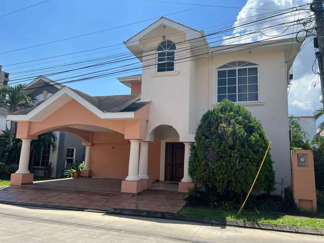Se Renta Amplia Casa en Los Cedritos