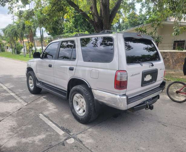 Runner muy buenas condiciones carro confiable - Imagen 3