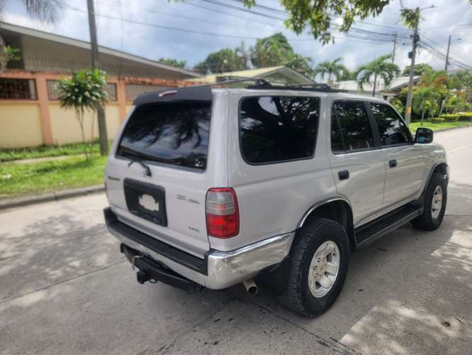 Runner muy buenas condiciones carro confiable - Imagen 4