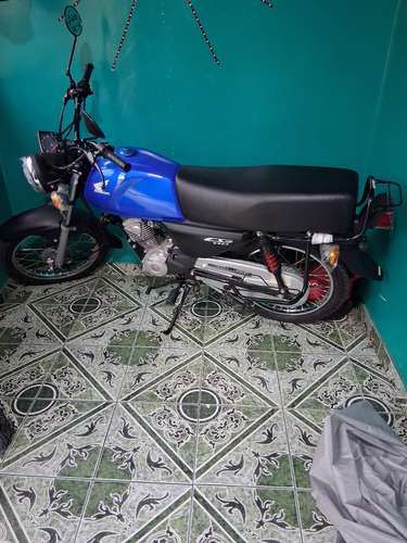 Vendo moto nueva marca Honda CG110 año 2026 color azul pranticamente nueva con tansolo 8 kilómetros de recorrido 