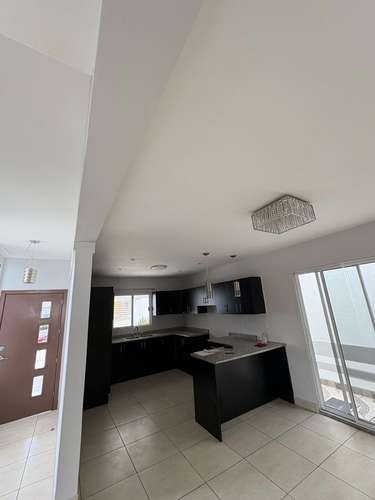  CASA EN VENTA EN RESIDENCIAL EL SAUCE | DISEÑO MODERNO Y 3 HABITACIONES CON SU BAÑO - Imagen 5