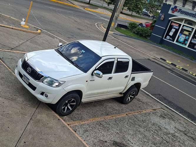 ACEPTO CAMBIO TOYOTA HILUX 2013 132 KM BOLSAS BUENAS PRERUNER ALTO 4X2 DE CONTADO 590 NEGOCIABLE 