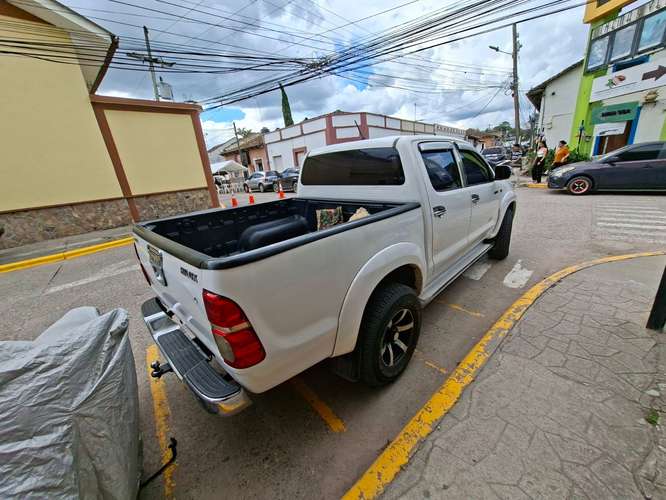 ACEPTO CAMBIO TOYOTA HILUX 2013 132 KM BOLSAS BUENAS PRERUNER ALTO 4X2 DE CONTADO 590 NEGOCIABLE 
