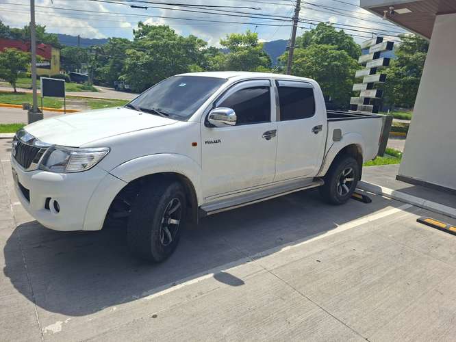 ACEPTO CAMBIO TOYOTA HILUX 2013 132 KM BOLSAS BUENAS PRERUNER ALTO 4X2 DE CONTADO 590 NEGOCIABLE 