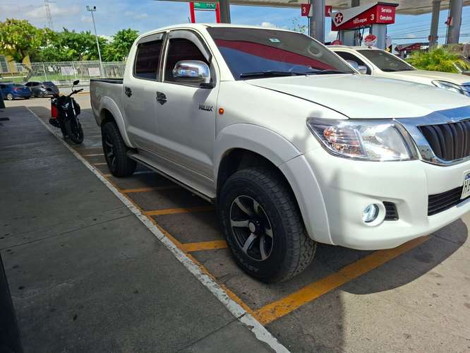 TOYOTA HILUX 2013 132 MiL KM BOLSAS BUENAS PRERUNER ALTO ACEPTO CAMBIO 