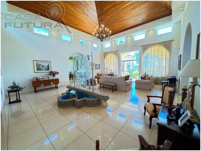 Hermosa Casa en Venta con 5 Habitaciones en Valle de Angeles