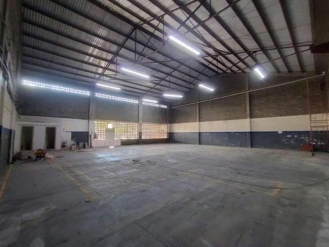 Alquiler de Bodega Industrial / Almacenaje Exclusivo | 780 m² (Zona 21 de Octubre) - Imagen 2