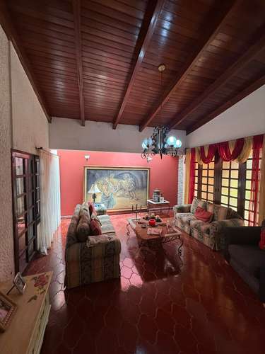 Se Vende Amplia Casa Res. Ciudad Nueva