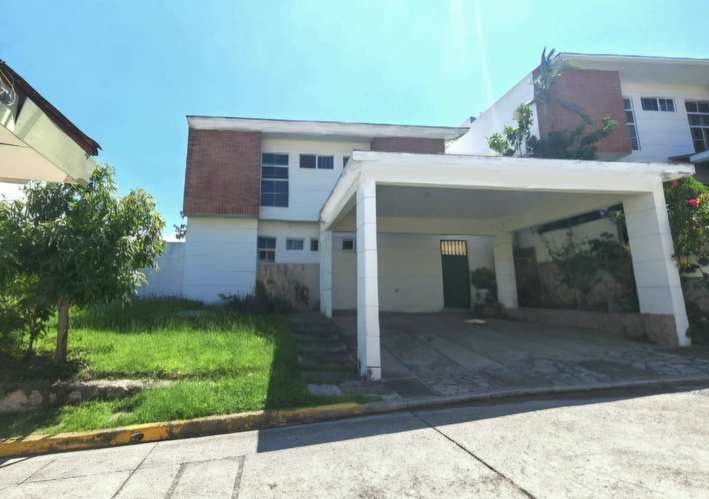Se Vende Casa Res. Portal del Bosque I