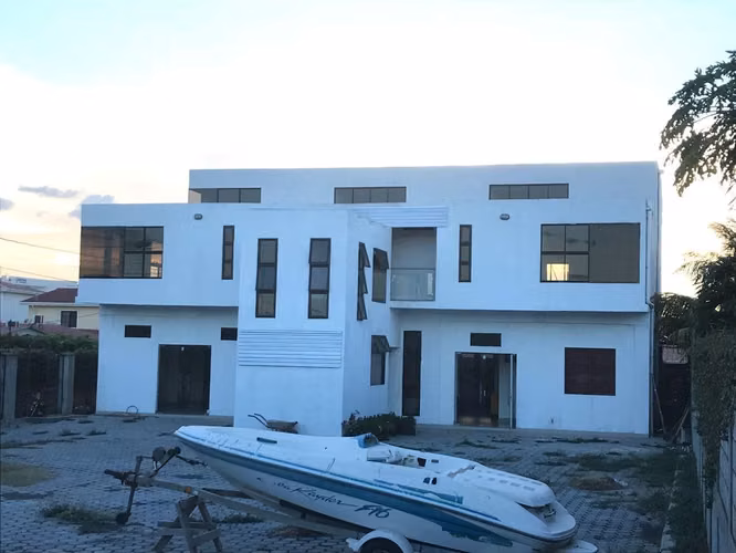 SE RENTA EN LOMAS DEL VALLE, EDIFICIO DE TRES PISOS - Imagen 2