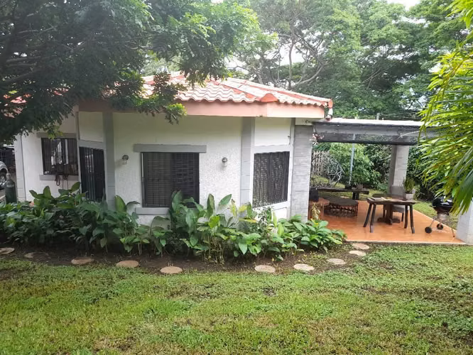 VENTA CASA CON GRAN PATIO EN LAS CUMBRES 5382 - Imagen 4
