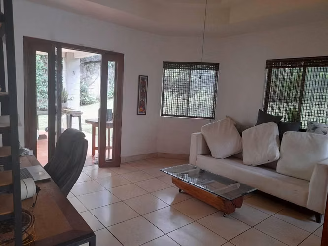 VENTA CASA CON GRAN PATIO EN LAS CUMBRES 5382 - Imagen 6