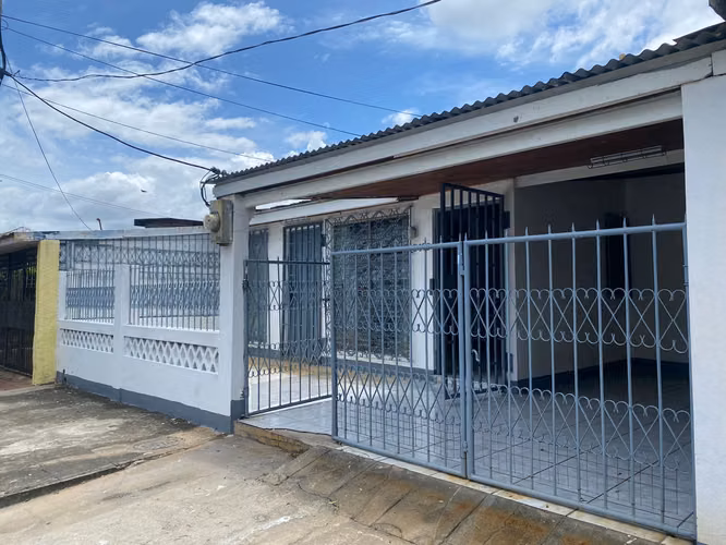 KP-Casa en venta, 10 de Junio