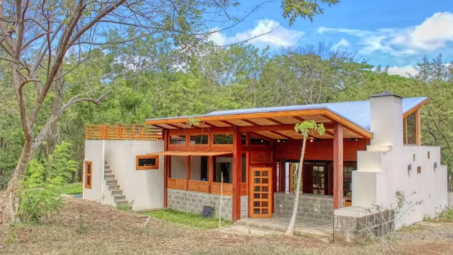 Home on 4.5 Acres Surrounded by Jungle