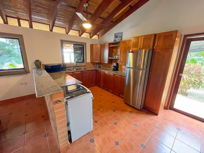 Three Bedroom Ocean View Home With Pool & Separate Suite - $239k - Imagen 17